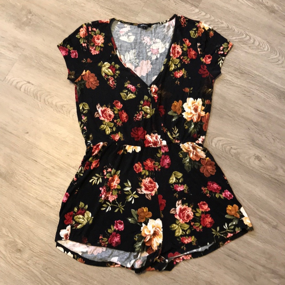 ✨Black stretchy floral romper